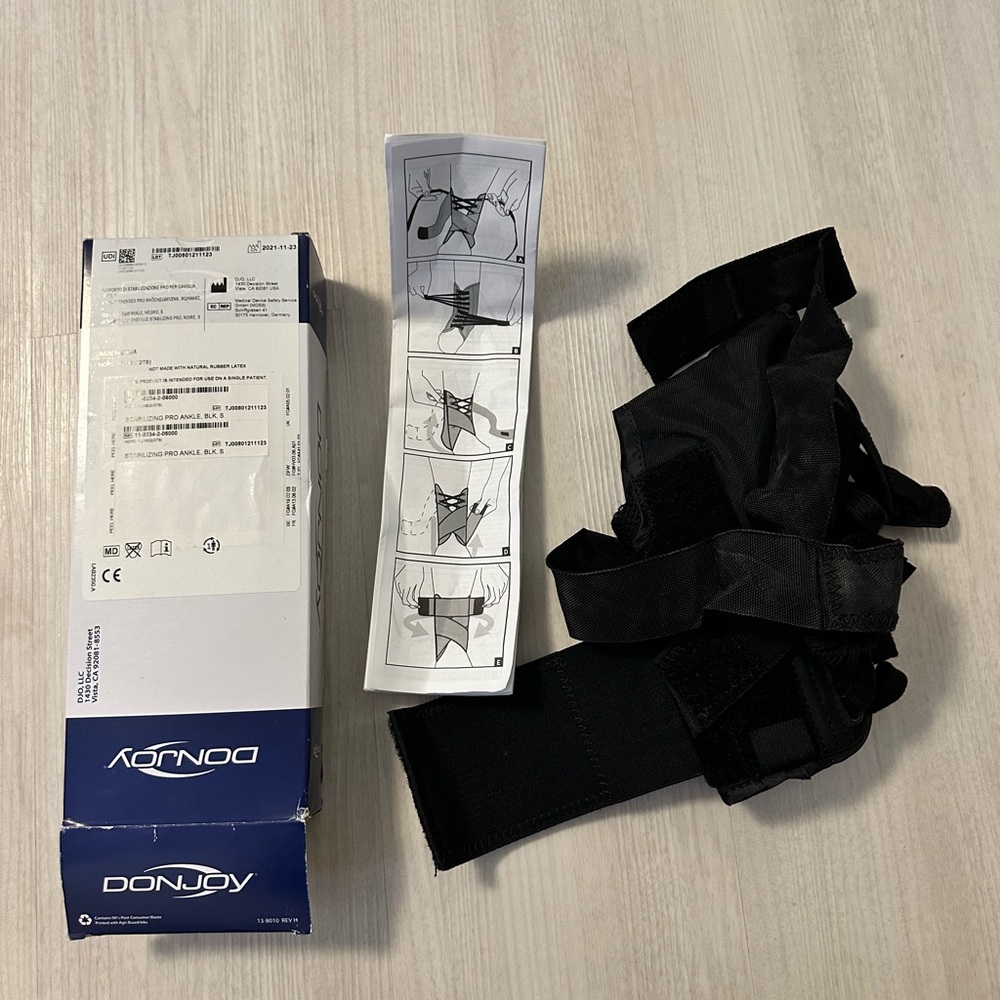Donjoy stabilizing ankle brace black, medium. XS.